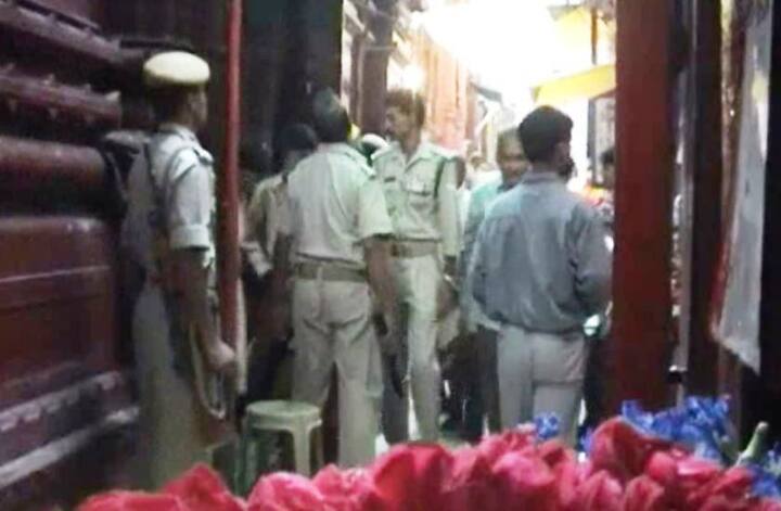 मंदिर गर्भगृह में 5-6 पुलिसकर्मियों की ड्यूटी रहती है. सुरक्षा व्यवस्था में लगे पुलिसकर्मियों के द्वारा श्रद्धालुओं के साथ रूखे व्यवहार की मिल रही शिकायतों के बाद सुरक्षा प्रभारी और मंदिर प्रशासन ने संयुक्त रूप से यह नया निर्णय लिया है.