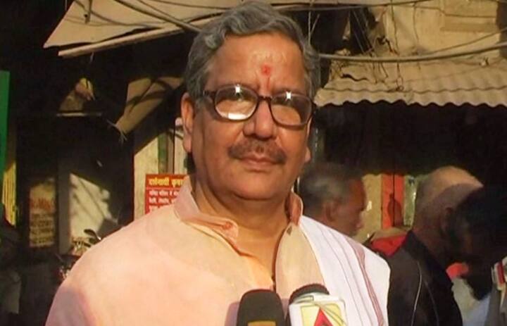 न्यास परिषद् के अध्यक्ष अशोक द्विवेदी ने कहा कि पुलिस पिछले 32 वर्षों से खाकी वर्दी के साथ मंदिर के गर्भ गृह में ड्यूटी कर रही थी. कमिश्नर नितिन रमेश गोकर्ण और वरिष्ठ पुलिस अधीक्षक और मैंने सोचा कि गर्भगृह में जिन पुलिसवालों की ड्यूटी लगती है अगर वह लोग भारतीय संस्कृति के अनुरूप परिधान में रहेंगे तो अच्छा होगा.