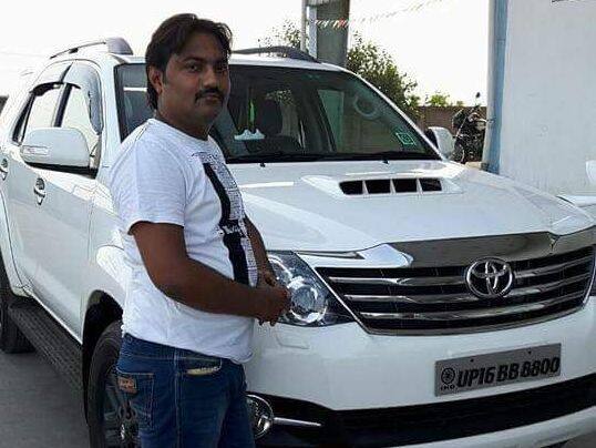 दोनों की अकूत संपत्ति की अंदाजा इसी बात से लगाया जा सकता है कि बंगले में 5 करोड़ रुपए खर्च किए गए हैं. इस बंगले में लिफ्ट और छत पर स्विमिंग पूल भी बन चुका है. आस-पड़ोस के व्यापारी भी हैरत में हैं कि आखिर इतनी जल्दी ये लोग फर्श से अर्श पर कैसे पहुंच गए.