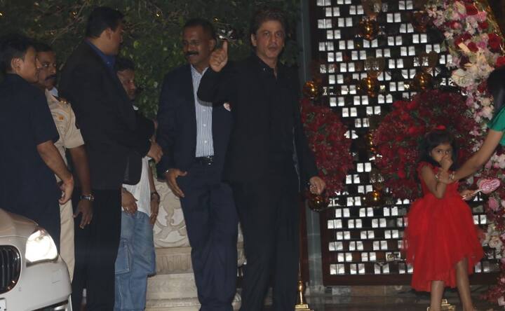 दरअसल, इस पार्टी में शाहरुख और गौरी दोनों ही अलग-अलग गाड़ी से पहुंचे और मीडिया के सामने आने से भी कतराते नजर आए.