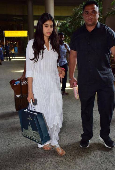 जाह्नवी इस दौरा सफेद रंग का कुर्ता और प्लाजो पहने नजर आईं.