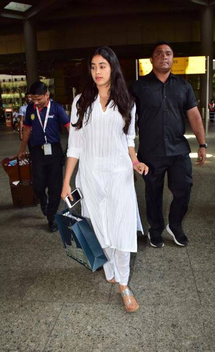 जाह्नवी एक दम सादे अंदाज में दिखी और उनकी आंखों में वो मायूसी अभी तक नजर आ रही थी.