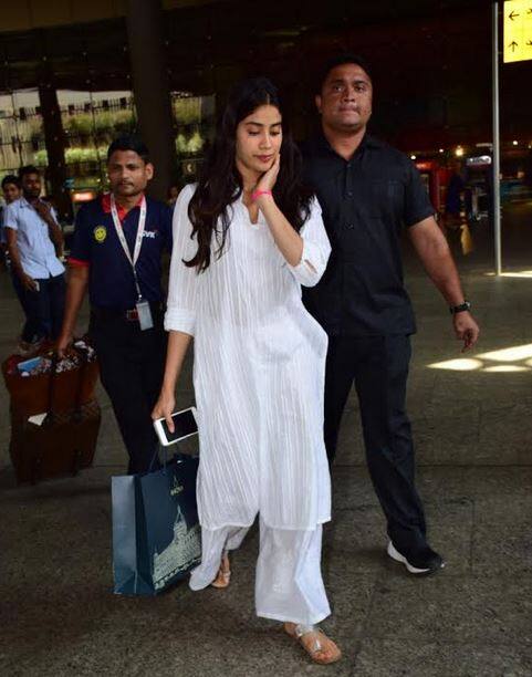 मम्मी श्रीदेवी के निधन के बाद पूरा कपूर परिवार जहां इस गम से उबरने की कोशिश में लगा है, वहीं अपने काम के चलते जाह्नवी अपनी अपकमिंग फिल्म की शूटिंग में व्यस्त है.