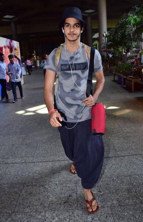 वहीं, ईशान खट्टर भी अपने एयरपोर्ट लुक में काफी सिंपल अंदाज में नजर आए.