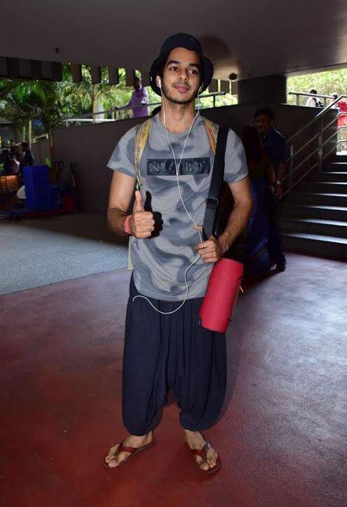 आपको बता दें कि हाल ही में ईशान की फिल्म 'बियान्ड द क्लाउड्स' का ट्रेलर रिलीज हुआ है जिसके लिए उनके काम की जमकर तारीफ हो रही है.