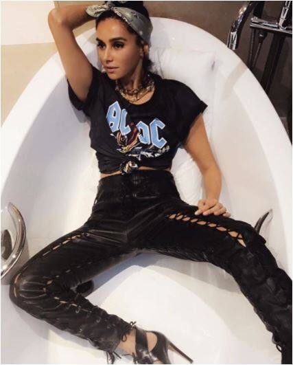  फोटोशूट में बाथटब में हॉट लुक देकर शिबानी ने अपने फ़ैन्स को अपनी अदाओं का दीवाना बना लिया है.