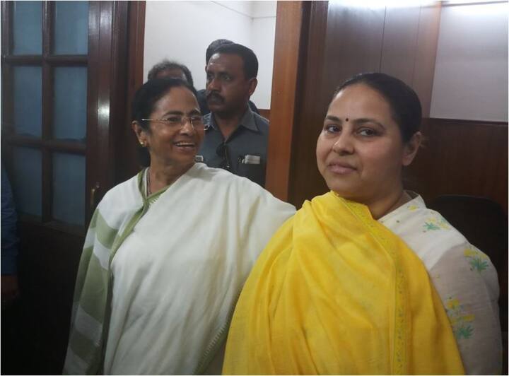 इसी सिलसिले में पश्चिम बंगाल की मुख्यमंत्री ममता बनर्जी ने मंगलावार को विपक्ष के नेताओं और पार्टी के राष्ट्रीय अध्यक्षों से मुलाकात की. इस तस्वीर में आप दीदी के नाम से भी जाने जानी वाली ममता को लालू यादव की बेटी और बिहार से राज्यसभा सांसद मीसा भारती के साथ देख सकते हैं. 