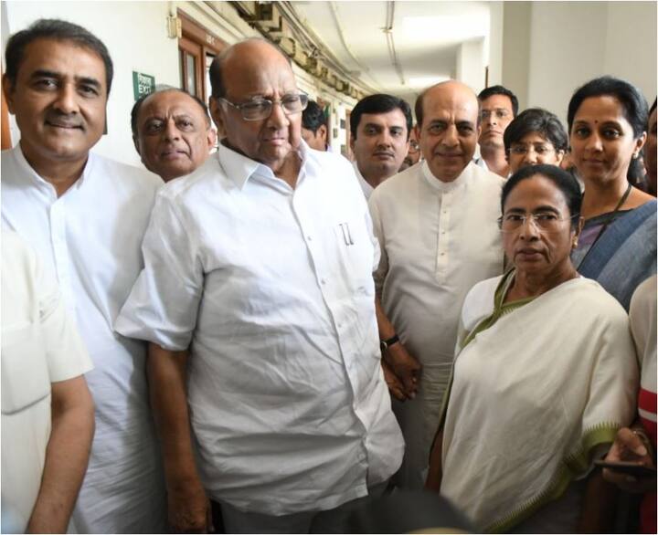 बता दें कि मामता बनर्जी ने साफ तौर पर ऐलान किया है कि वो पीएम मोदी को हराने के लिए क्षेत्रीय दलों को एक साथ लाने की दिशा में काम कर रही हैं. आप इस तस्वीर में एनसीपी अध्यक्ष शरद पवार को ममता बनर्जी के साथ देख पा रहे हैं. 