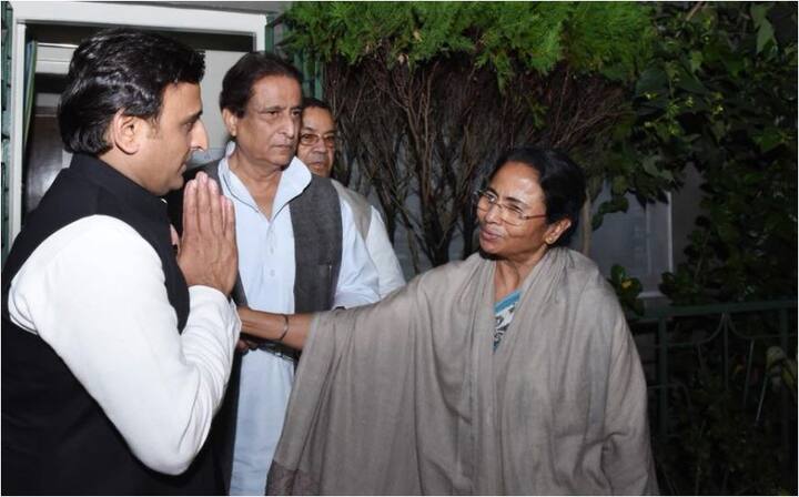 बता दें कि पिछले दिनों उत्तर प्रदेश के पूर्व मुख्यमंत्री अखिलेश यादव ने भी कोलकाता जाकर ममता से मुलाकात की थी जिसके बाद से ही कयास लगाया जा रहा था कि देश में एक बार फिर थर्ड फ्रंट की कवायद शूरू की जा सकती है.  