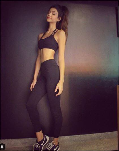 आपको ये भी बता दें कि 20 साल की अलाना लंदन कॉलेज ऑफ फैशन से पढ़ाई कर रही हैं.