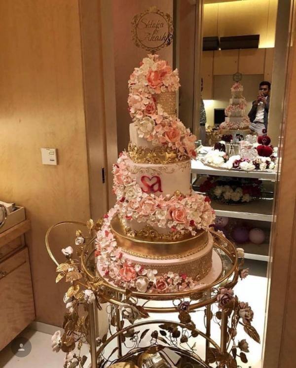 आकाश और श्लोका के लिए इस खास मौके पर फ्लोरल केक बनवाया गया था जिस पर दोनों के नाम का पहला अक्षर SA छपा था.