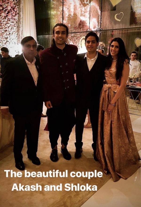 इस तस्वीर में आकाश और श्लोका के साथ खुद मुकेश अंबानी नज़र आ ऱहे हैं.