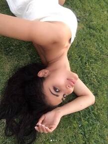 मौनी रॉय बुल्गारिया के मैदानों में यूं कर रही हैं मस्ती, इंस्टाग्राम पर पोस्ट की तस्वीरें