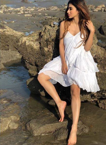 टेलीविजन इंडस्ट्री में मौनी बेहद लोकप्रिय है. ऐसे में उन्होंने अब बॉलीवुड में भी एंट्री कर ली है. जल्द ही वो अक्षय कुमार के साथ 'गोल्ड' और 'ब्रहमास्त्र' में नजर आने वाली हैं. (Photo: imouniroy) 