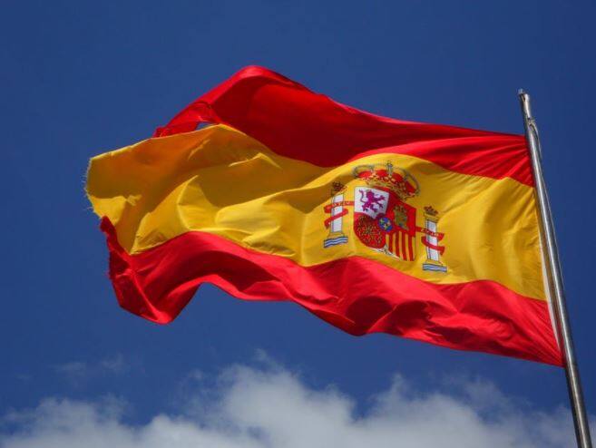 वहीं दूसरी नंबर पर स्पैनिश है जिसे करीब 437 मिलियन लोगों ने अपनी पहली भाषा के तौर पर अपनाया है. बता दें कि यह स्पेन की आधिकारिक भाषा हैं.