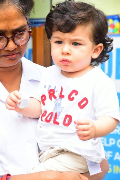 तैमूर दिसंबर में एक साल के ही हुए हैं और सैफ करीना ने उनका दाखिला प्ले स्कूल में करवा दिया. (तस्वीर: मानव मंगलानी)