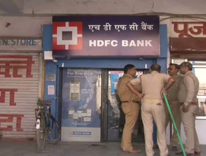 पुलिस ने अभियुक्तों के कब्जे से ढाई लाख नगद, 5 तमंचे और एटीएम काटने के उपकरण भी बरामद किए हैं. यह लोग गूगल के माध्यम से हाइवे किनारे के एटीएम की तलाश करते हैं. हर वारदात के लिए शातिरों के 2-3 गैंग चलते हैं ताकि किसी को इन पर शक ना हो सके.