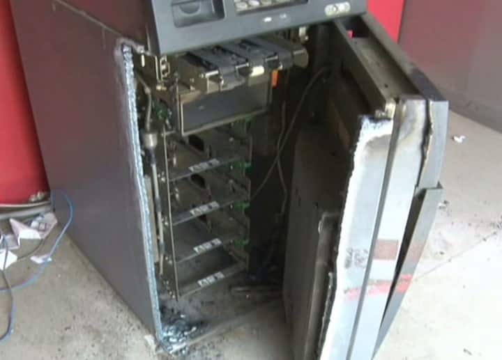 कानपुर के एसपी ईस्ट अनुराज आर्या ने बताया कि 8 लोगों को गिरफ्तार किया गया है जिनमें से दो महिलाएं हैं. इस गैंग को कुरैशी गैंग के नाम से जाना जाता है. यह गैंग हरियाणा और राजस्थान के इलाके में काम करता है. यह गैंग अपने साथ दस टायरा ट्रक और गाड़ियां लेकर चलता है.