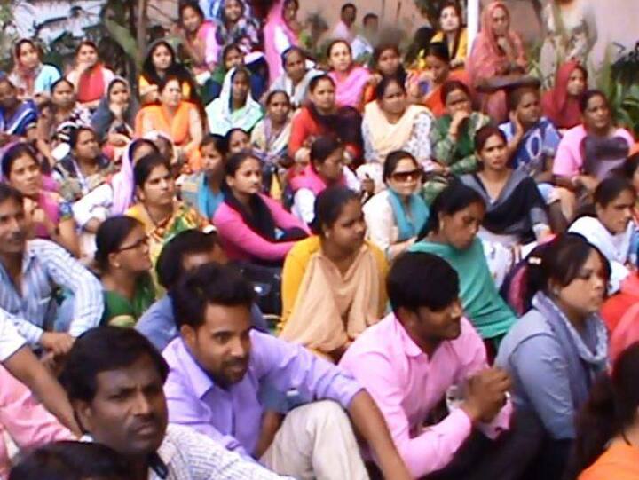 यूपी की योगी सरकार ने फैसला लिया है कि बिजली व्यवस्था को प्राइवेट हाथों में दे दिया जाए. शुरुआत में 5 जिलों की व्यवस्था के निजीकरण का फैसला किया गया है. सरकार के इसी फैसले से प्रदेश भर के विद्युत कर्मचारी गुस्से में हैं.