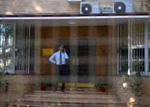 फोन में नजर गड़ाए रखने से खराब हो सकते हैं रिश्ते: रिपोर्ट