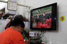 फोन में नजर गड़ाए रखने से खराब हो सकते हैं रिश्ते: रिपोर्ट