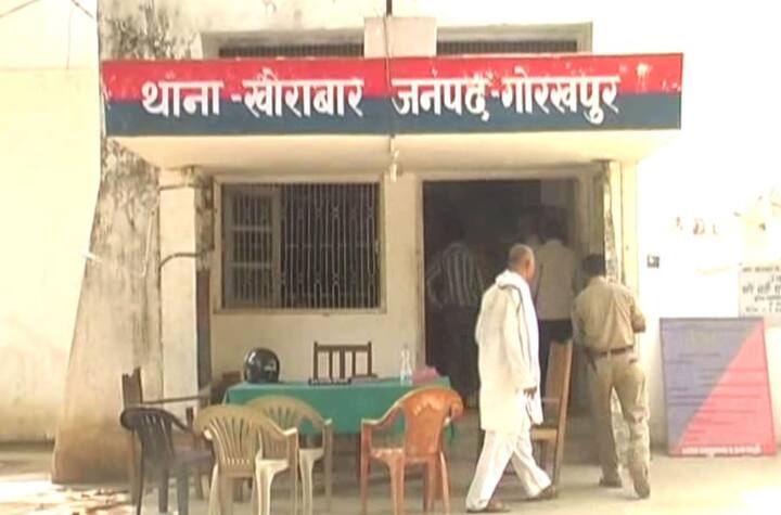 दरअसल जो निखिल राय उर्फ डब्बू, सुशील राय के बड़े भाई के रूप में अरुण कुमार श्रीवास्त़व के मकान में रह रहा था वो कुशीनगर के पडरौना का रहने वाला मुशर्रफ था. जब अरुण को इसका पता चला तो उनके पांव तले जमीन खिसक गई. उन्होंने बताया कि जब घर पर पुलिस आई और दोनों कमरों को खंगालने लगी तो उन्हें लगा कि पुलिसवालों को कुछ गलतफहमी हो गई है. लेकिन, घटना के खुलासे के बाद से वे भी सकते में हैं. उन्होंने बताया कि सुबह दोनों तैयार होकर निकले थे, लेकिन उसके बाद एटीएस ने उन्हें गिरफ्तार कर लिया. वहीं उनकी बहन रिंपल भी एक दिन पहले अपने गांव चली गई थी. पुलिसवालों ने कमरे में क्या -क्या छानबीन की उन्हें इस बात का पता नहीं है. तलाशी के बाद पुलिस ने कमरे को सील किया और वहां से चली गई.