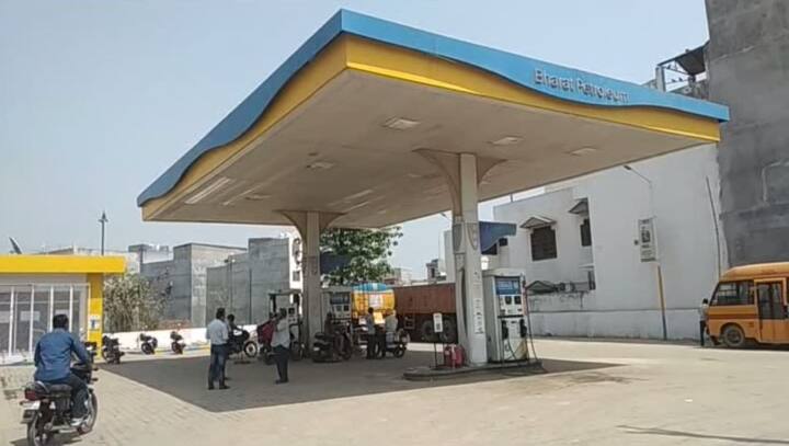 गोरखपुर खोराबार के रामनगर कड़जहां गोला का रहने वाला दयानंद देवरिया बाईपास स्थित सुंदरम सर्विस स्टेरशन पेट्रोल पंप पर पिछले 12 साल से काम कर रहा था. उसकी नसीम, अरशद, मुशर्रफ और सुशील के साथ सांठ-गांठ थी. वो कुछ प्रतिशत कमीशन के फेर में स्वैप मशीन से टेरर फंडिंग वाले खातों में मंगाए गए रुपयों को पेट्रोलपंप के खाते में ट्रांसफर कर देता था और इन आरोपियों को नकद भुगतान कर देता था. आरोप है कि वो एक बार में एक से डेढ़ लाख रुपए का भुगतान कर देता था.