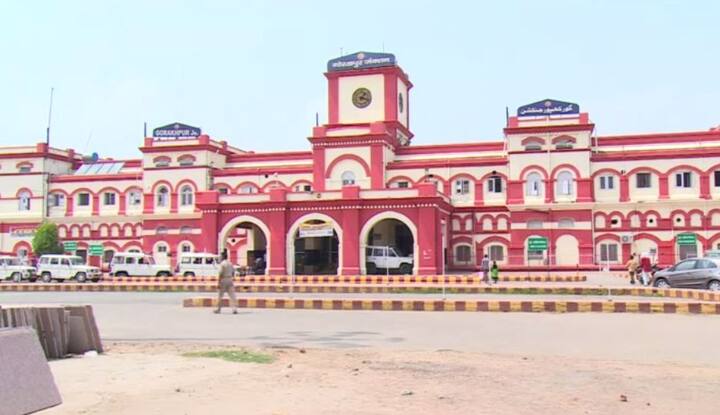 सीएम योगी आदित्यनाथ के शहर यानि गोरखपुर को गोरक्षनगरी के नाम से भी जाना जाता है. लेकिन, इस गोरक्षनगरी में आतंक की जड़ें इतनी गहरी हो गई हैं इसका किसी को अंदाजा भी नहीं था. यूपी एटीएस द्वारा लश्कर-ए-तैयबा से संबंध रखने वाले इन स्लीपर सेल की गिरफ्तारी से ये साफ हो गया है कि अभी इसमें और भी चेहरे सामने आ सकते हैं.