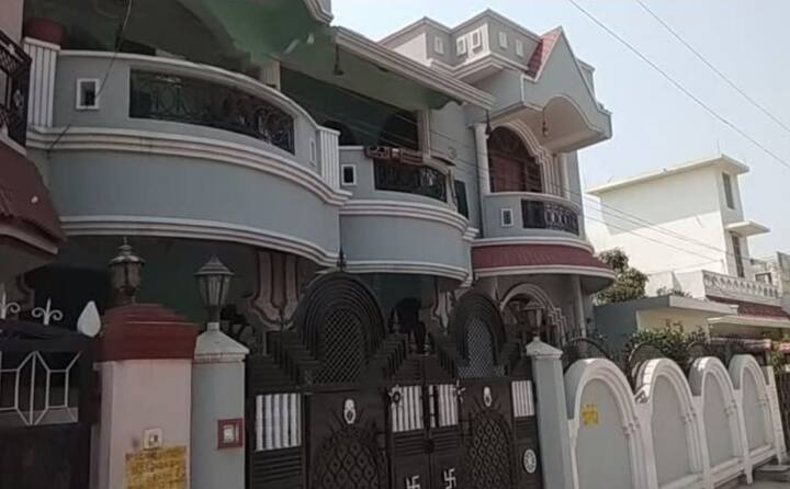धीरे-धीरे ढाई साल बीत गए. निखिल, सुशील और उनकी बहन के व्यवहार के कारण कोई भी ये जान नहीं पाया कि इनकी गतिविधियां इतनी संदिग्ध हैं. हालांकि इन ढाई सालों में एक महिला जिसे सुशील ने अपनी मां बताकर परिचय कराया था वे भी अक्सर गोरखपुर आती रहती थीं. लेकिन, मकान मालिक अरुण कुमार श्रीवास्तव और उनके परिवार के लोगों को कभी भी उन पर शक नहीं हुआ. सुशील की मां निखिल को बड़े बेटे, सुशील को छोटे बेटे और रिंपल को अपनी बेटी बताया था. 24 मार्च को जब यूपी एटीएस ने शहर के दो व्यापारी भाईयों नसीम, अरशद, निखिल, सुशील और दयानंद को उठाया तो लखनऊ में एटीएस के आईजी असीम अरुण के खुलासे के बाद मकान मालिक अरुण कुमार श्रीवास्तव के होश उड़ गए.