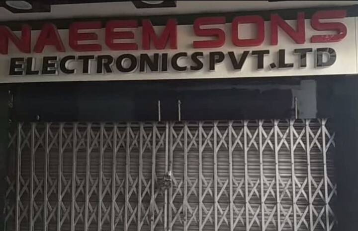 इसके एवज में उसे कुछ प्रतिशत रुपए मिलते थे. इससे उसकी ऊपरी आमदनी हो जाती थी. पेट्रोल पंप पर काम करने वाले गिरीश चन्द्र त्रिपाठी बताते हैं कि पुलिसवाले उस दिन सुबह 6 बजे के करीब यहां पर आए थे और दयानंद को पूछने लगे. वो चाय पीने के लिए बगल की दुकान पर गया था. वे आए और उसे अपने साथ लेकर चले गए. उसकी गिरफ्तारी के बाद से पेट्रोलपंप पर काम करने वाले कर्मचारी भी सकते में हैं.