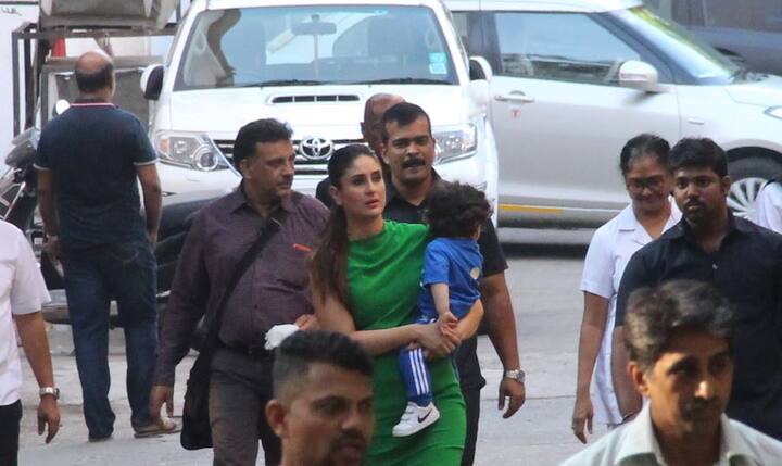 तैमूर ब्लू ट्रैक पैंट और टीशर्ट के साथ नाइक के वाइट शूज पहने नजर आए रहे हैं. 