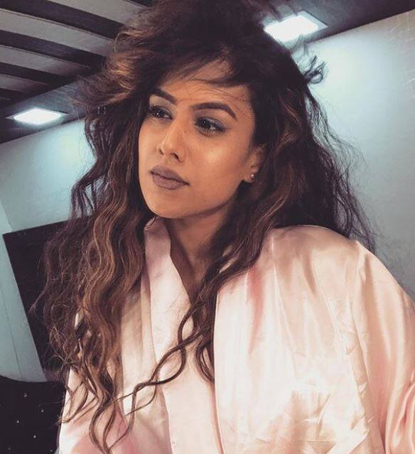 लेकिन इस बार जो निया ने किया है वो आपको हैरान कर देगा. दरअसल, निया ने मेकअप का एक ऐसा अंदाज अपनाया है जिसे करने के बाद उन्होंने फैंस से कहा कि वो घर पर इसे ट्राइ न करें.