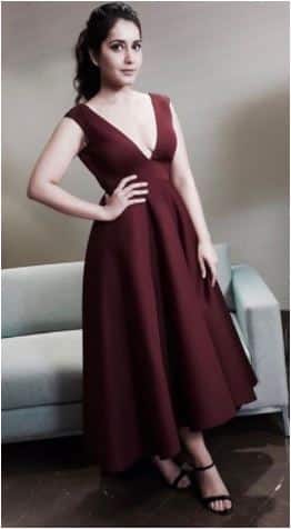 राशि खन्ना ने अपने एक बयान में कहा कि वे क्रिकेट देखना पसंद करती हैं और खास कर वो बुमराह के गेंदबाजी की फैन हैं. इस बयान के बाद से ही राशि और बुमराह के बीच अफेयर की खबरें मीडिया की सुर्खियां बन गई हैं.