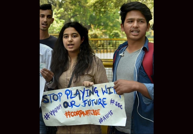 CBSE Paper Leak: 28 lakh students affected by it, many have taken to protest CBSE पेपर लीक: तनाव में 28 लाख छात्र, कई शहरों में छलका इनका दर्द