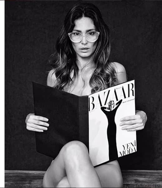 हाल ही में ब्रुना अब्दुल्ला ने सबको चौकाते हुए बाजार मैगजीन के लिए टॉपलेस फोटोशूट करवाया है. तस्वीरों को उन्होंने अपने इंस्टाग्राम पर शेयर किया है. (फोटो: इंस्टाग्राम/ब्रुना अब्दुल्ला)