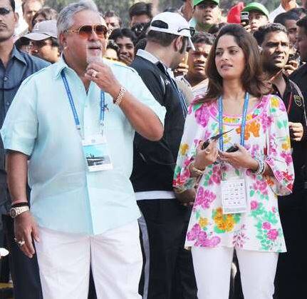 देश के बैंकों से पूरे 9 हजार करोड़ रुपये लोन के तौर पर लेकर भागे विजय माल्या जल्द ही तीसरी शादी करने जा रहे हैं. रिपोर्ट की मानें तो 62 की उम्र में विजय कभी उनकी कंपनी किंगफिशर एयरलाइंस की एयरहोस्टेस रही पिंकी लालवानी के साथ विवाह कर सकते हैं. हालांकि अभी इस बात की कोई आधिकारिक पुष्टि नहीं की गई है.