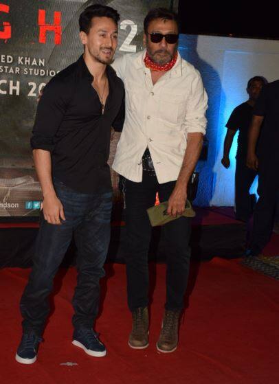 ‘बाग़ी 2’ की स्क्रीनिंग पर टाइगर श्रॉफ अपने पिता जैकी श्रॉफ के साथ नजर आए. दोनों ने एक साथ तस्वीर भी खिंचवाई.