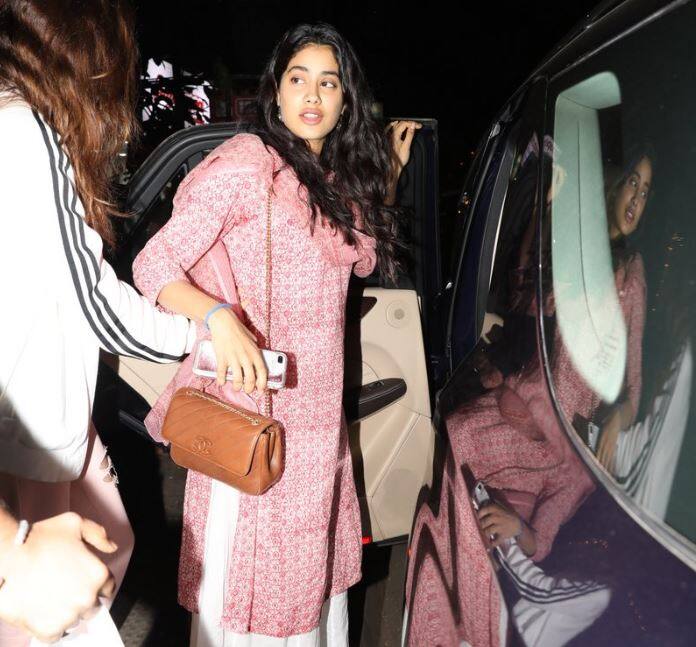  गौरतलब है कि श्रीदेवी के गुजरने के बाद जाह्नवी ने 8 मार्च को फिल्म की शूटिंग शुरू की थी. जाह्नवी मां के निधन के 13 दिन बाद फिल्म के सेट पर नजर आई थीं. तब भी उनकी वायरल तस्वीरों ने खूब सुर्खियां बटोरी थीं. सभी तस्वीरें (मानव मंगलानी)