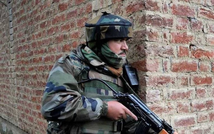 Jammu and Kashmir Terrorists gun down special police officer in Anantnag Bijbehara जम्मू-कश्मीर के अनंतनाग में आतंकियों ने घर में घुस कर SPO को मारा, पत्नी जख्मी