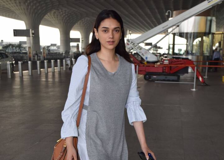 आपको याद दिला दें कि अदिति इसी साल रिलीज हुई बहुचर्चित फिल्म पद्मावत में नजर आईं थी. जिसमें उन्होंने खिलजी की पत्नी महरूनिसा का किरदार निभाया था. जिसके लिए उनके काम को खासा सराहा गया.