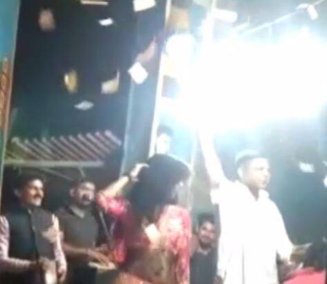 इन दिनों जिले में एक ऐसा ही वीडियो वायरल हो रहा है जिसमें साफ साफ दिख रहा है कि एक नाचती हुई लड़की पर पैसा उड़ाया जा रहा है. इस पैसे को वो लोग उठा रहे हैं जो इस तरह के वैरायटी शो कराते हैं.