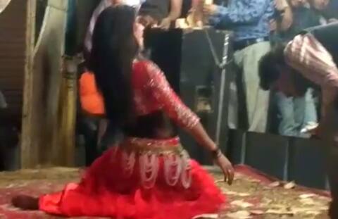 संस्कृति मेले में हुए इस अश्लील डांस पर खूब उड़े नोट, चुपचाप देखती रही पुलिस संस्कृति मेले में हुए इस अश्लील डांस पर खूब उड़े नोट, चुपचाप देखती रही पुलिस