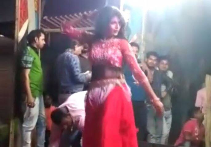 ऐसा नहीं है कि ये पहली बार हुआ हो. करीब एक महीने तक लगने वाले इस मेले में हर रोज, हर शो में यही होता है. ऐसा भी नहीं है कि इस बात की जानकारी पुलिस और प्रशासन को ना हो. सभी को सब कुछ पता होता है. सालों से ऐसा ही हो रहा है लेकिन सभी मूकदर्शक बने रहते हैं.