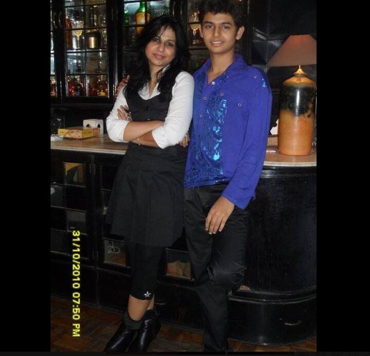 हालांकि जब एबीपी न्यूज की टीम ने उनसे ये जानने की कोशिश की क्या सिद्धार्थ उनके साथ हैं तो उनकी मां थोड़ी हड़बड़ा गईं और कहा कि वो जल्द ठीक हो जाएंगे और वापस अपने काम पर लौट आएंगे.