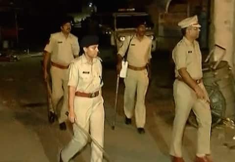 गुजरात: सूरत में धार्मिक स्थल पर पत्थर फेंकने से भड़की हिंसा में 6 घायल, अबतक 40 गिरफ्तार गुजरात: सूरत में धार्मिक स्थल पर पत्थर फेंकने से भड़की हिंसा में 6 घायल, अबतक 40 गिरफ्तार