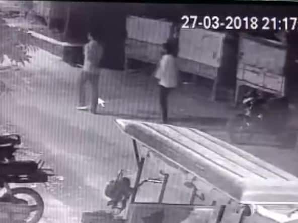 जान बचाने के लिए वह भागने लगे तो मोहित और उसके गुर्गों ने आगे बढ़कर भी कई राउंड फायरिंग की. सीसीटीवी तस्वीर में हिस्ट्रीशीटर मोहित पासी दोनों हाथों में पिस्टल लिए हुए और एक एक कर फायरिंग करते हुआ नजर आ रहा है. गनीमत यह रही कि फायरिंग में किसी को चोट नहीं आई. हिस्ट्रीशीटर के डर की वजह से किसी ने इस मामले में पुलिस में शिकायत दर्ज नहीं कराई है. 