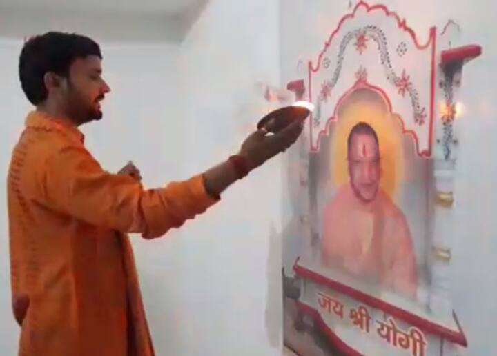 योगी की पूजा करता सोनू