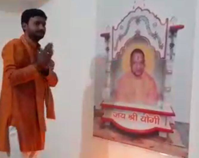 उमरीबेगमगंज इलाके में रहने वाला सोनू ठाकुर, योगी को भगवान मानता है. उसका कहना है कि योगी प्रदेश के लिए, देश के लिए और समाज के लिए इतना कुछ कर रहे हैं कि मैं उन्हें अपना भगवान मानता हूं. 