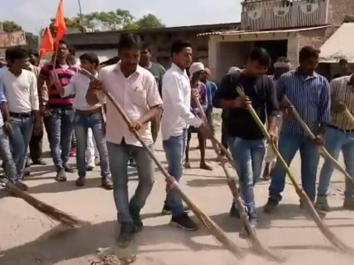 ये सभी लोग गऊ सेवा, सड़कों की सफाई समेत अन्य अभियान चलाते हैं और बाकी लोगों से भी ऐसा करने को कहते हैं. सोनू का कहना है कि वह अपना पूरा जीवन योगी आदित्यनाथ के बताए रास्ते पर ही चलना चाहता है.