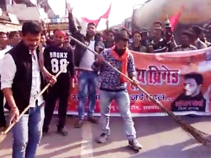 ऐसा नहीं है कि सोनू हाल ही में योगी भक्त बना हो, वह 2007 से ही योगी का अनुयायी है. बहुत से लोग उससे जुड़ गए हैं और उसके साथ पूजा करते हैं और बहुत से लोग केवल उसे देखने के लिए पहुंचते हैं.